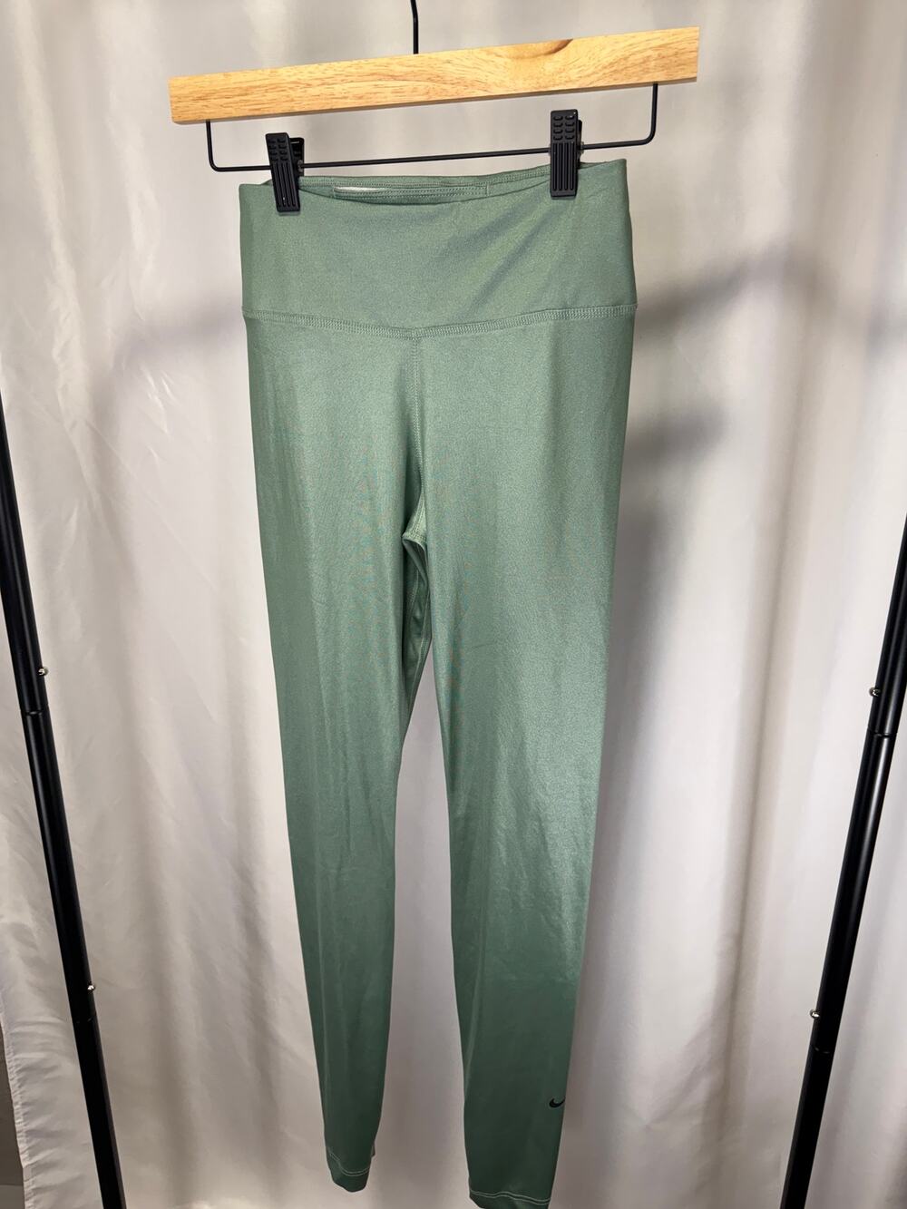 Nike Women’s Dri-FIT Leggings XS Sage Green High Rise 7/8 Yoga